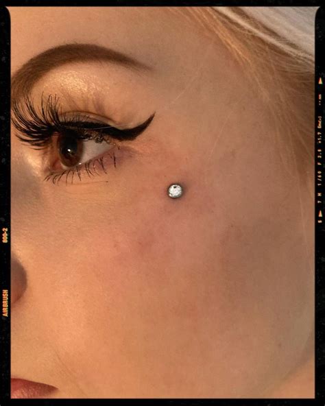 Microdermal Piercing en el Pecho: Todo lo que Debes Saber